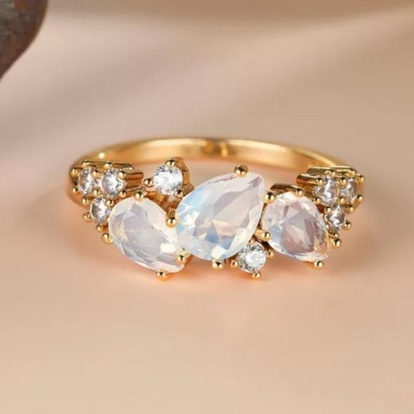 NEW 18K GOLD DIAMOND DAINTY RING - Picture 3 of 5